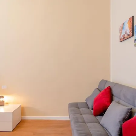 Cozy Close To Metro Apartment