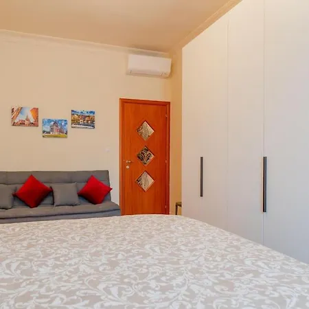 Cozy Close To Metro
